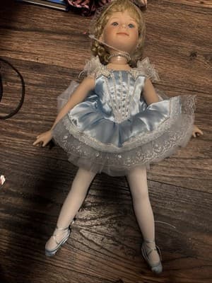 Danbury Mint "Sarah " by Susan Wakeen Doll - Image 1