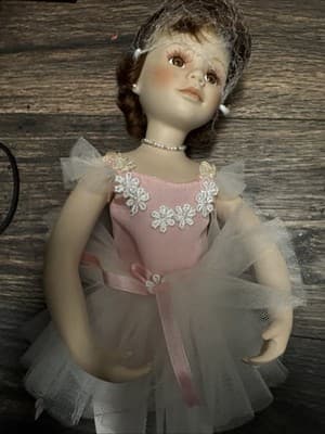 Vintage Danbury Mint "Sarah" 15 in Ballerina Doll by Susan Wakeen - - Thumbnail 3