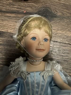 Danbury Mint "Sarah " by Susan Wakeen Doll - Thumbnail 2