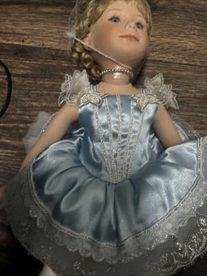 Danbury Mint "Sarah " by Susan Wakeen Doll - Thumbnail 3