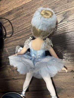 Danbury Mint "Sarah " by Susan Wakeen Doll - Thumbnail 4