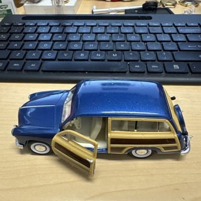 Kinsmart Blue 1949 Ford Woody Wagon w/Surfboard Diecast Model 1/40 Scale - Thumbnail 2