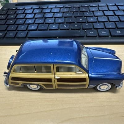 Kinsmart Blue 1949 Ford Woody Wagon w/Surfboard Diecast Model 1/40 Scale - Thumbnail 4