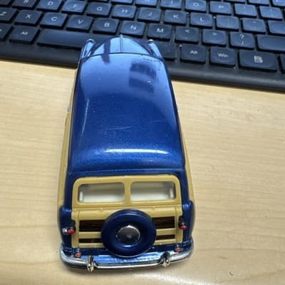 Kinsmart Blue 1949 Ford Woody Wagon w/Surfboard Diecast Model 1/40 Scale - Thumbnail 3