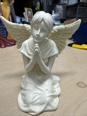 Vintage Praying Ángel Figurine - Thumbnail 2