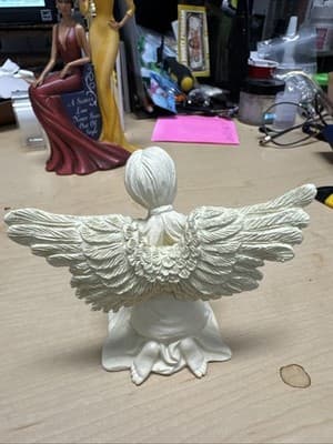 Vintage Praying Ángel Figurine - Thumbnail 3