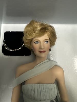 FRANKLIN MINT DIANA PRINCESS OF WALES Porcelain Portrait Doll in Box - Thumbnail 2