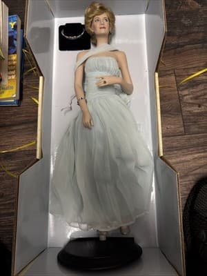 FRANKLIN MINT DIANA PRINCESS OF WALES Porcelain Portrait Doll in Box - Image 1