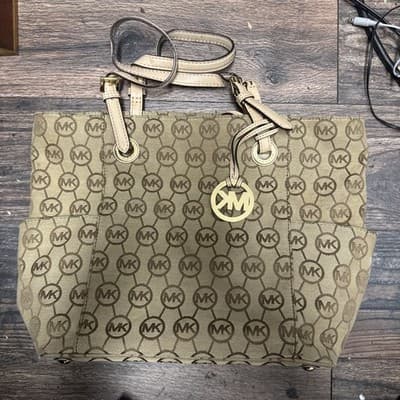 Michael Kors Vanilla Signature MK Jet Set Tote Bag Gold Hardware - Image 1