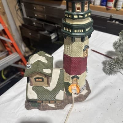 Santa's Workbench Victorian Canoe Point Lighthouse 1999 #479-4780 ILLUMINATED - Thumbnail 3