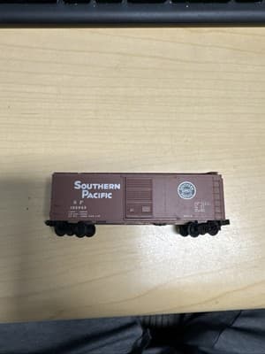 Intermountain HO 40′ 12 Panel Box Car Southern Pacific - Image 1