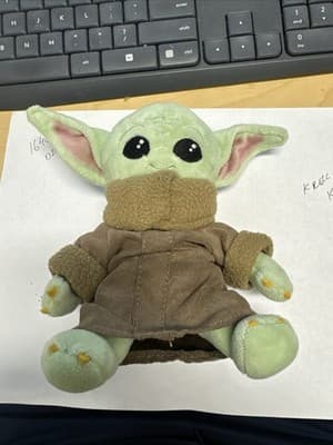 Disney Parks The Mandalorian The Child Baby Yoda Shoulder Magnet Plush Talks - Thumbnail 2