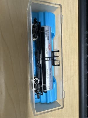 Atlas N Scale Tank Cars - Image 1