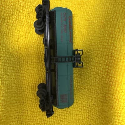 N Scale - Celanese Chemicals 39617 Single Dome Tank Car - Thumbnail 2