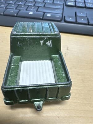 Tootsietoy Army Green Metal Body Willys Jeep USA 453628 4'' L 1 3/4'' W Rare Vtg - Thumbnail 2