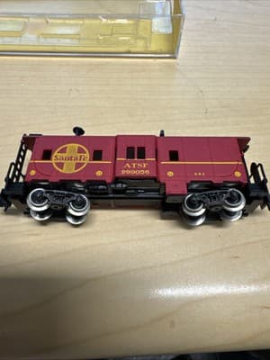 Rivarossi N Scale Santa Fe Bay Window Caboose #9370 - Thumbnail 2