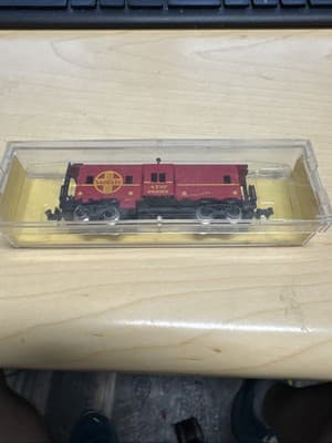 Rivarossi N Scale Santa Fe Bay Window Caboose #9370 - Thumbnail 6