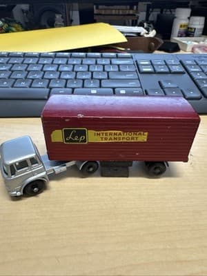 1960s LESNEY MATCHBOX MAJOR PACK #2 BEDFORD TRACTOR & YORK FREIGHTMASTER TRAILER - Image 1