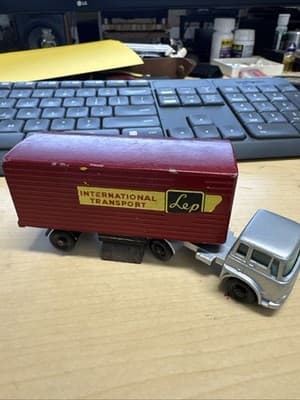 1960s LESNEY MATCHBOX MAJOR PACK #2 BEDFORD TRACTOR & YORK FREIGHTMASTER TRAILER - Thumbnail 3