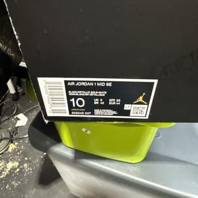 Jordan 1 Mid SE Patent Black Gold Size 10 - Thumbnail 7