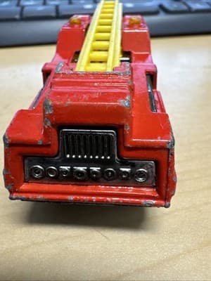 MATCHBOX LESNEY SUPERFAST BLAZE BUSTER NO.22 1975 DIECAST VINTAGE Fire truck - Thumbnail 4