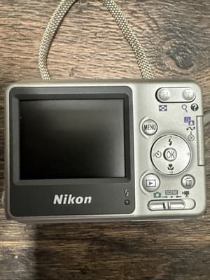 Nikon Coolpix L4 4.0MP Compact Digital Camera Silver Digicam Tested Works - Thumbnail 2