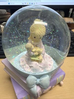 2003 Precious Moments A Mother's Love Water Globe Music Box “Brahms Lullaby” - Thumbnail 4
