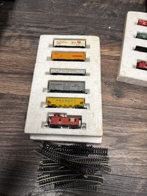 Postage Stamp Train #4701 Santa Fe Diesel Freight Set 220 (w/ Extras) - Thumbnail 4