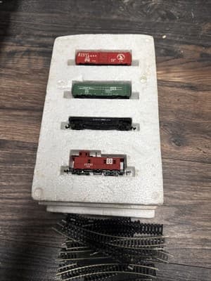 Postage Stamp Train #4701 Santa Fe Diesel Freight Set 220 (w/ Extras) - Thumbnail 5