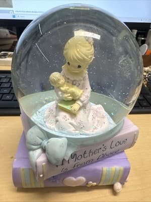 2003 Precious Moments A Mother's Love Water Globe Music Box “Brahms Lullaby”