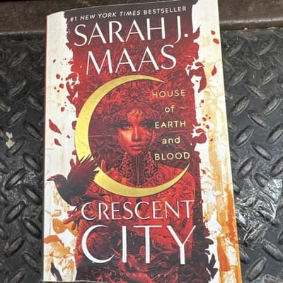 Sarah J. Maas - Crescent City-House of Earth and Blood - Image 1