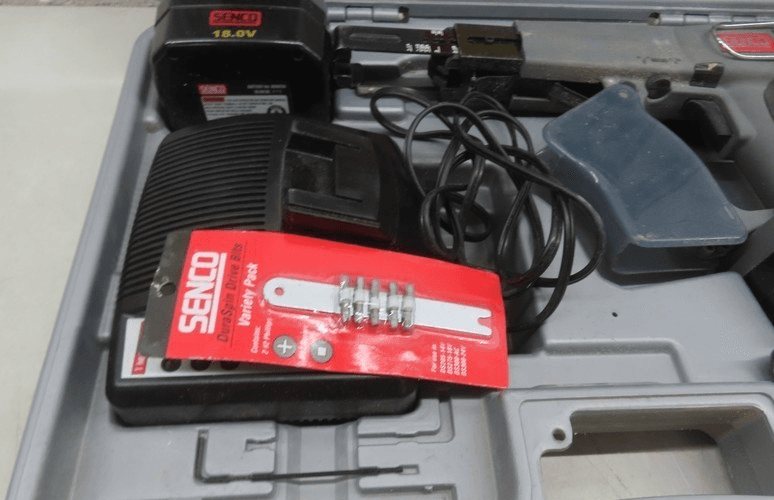 SENCO DURASPIN DS275-18v AUTOFEED DRYWALL SCREW GUN SET LOT W EXTRAS DECKING - Thumbnail 3