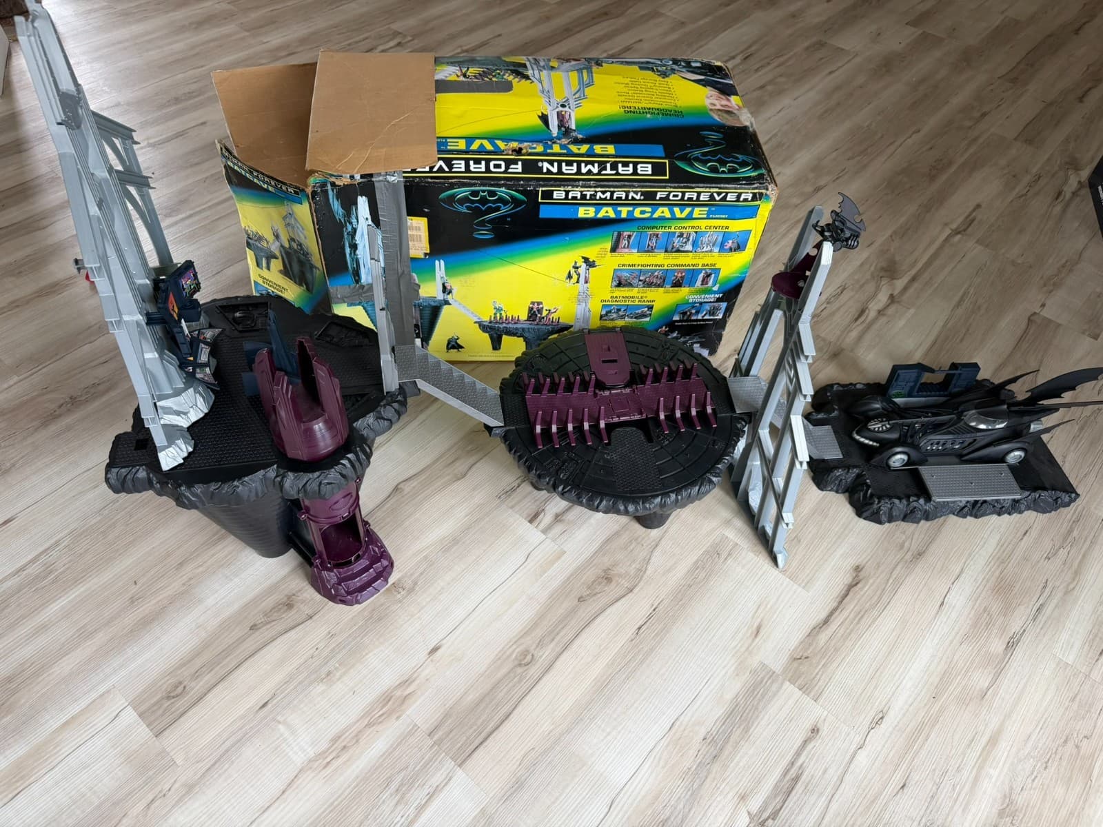 Batcave Playset 1995 BATMAN FOREVER Kenner Rare W/ Box Near Complete VTG 90s - Thumbnail 2