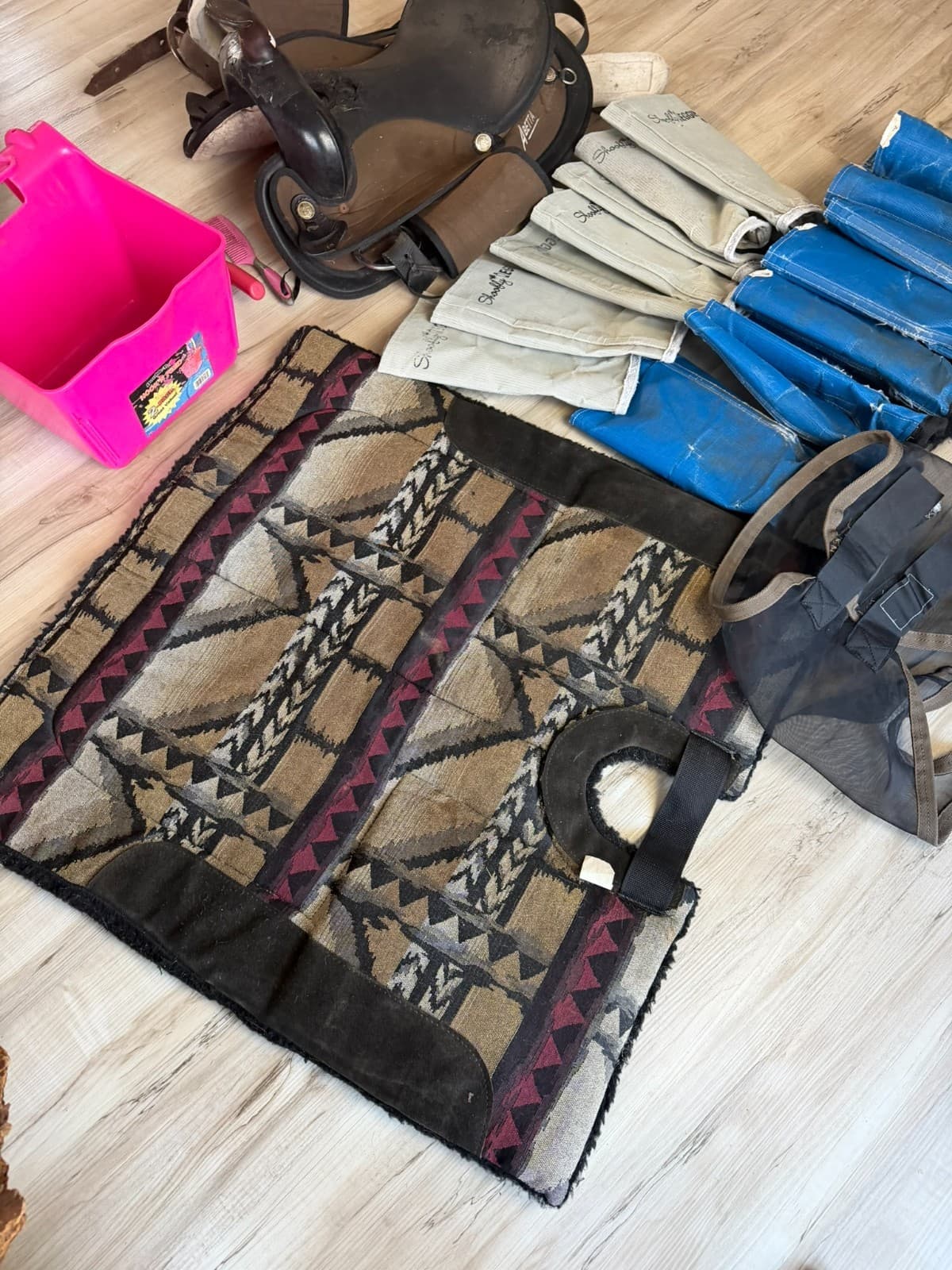 Used Horse Tack Lot- Abetta Saddle Tuffy Pad Cinch Hook N Feed Tools Shoofly Leg - Thumbnail 3