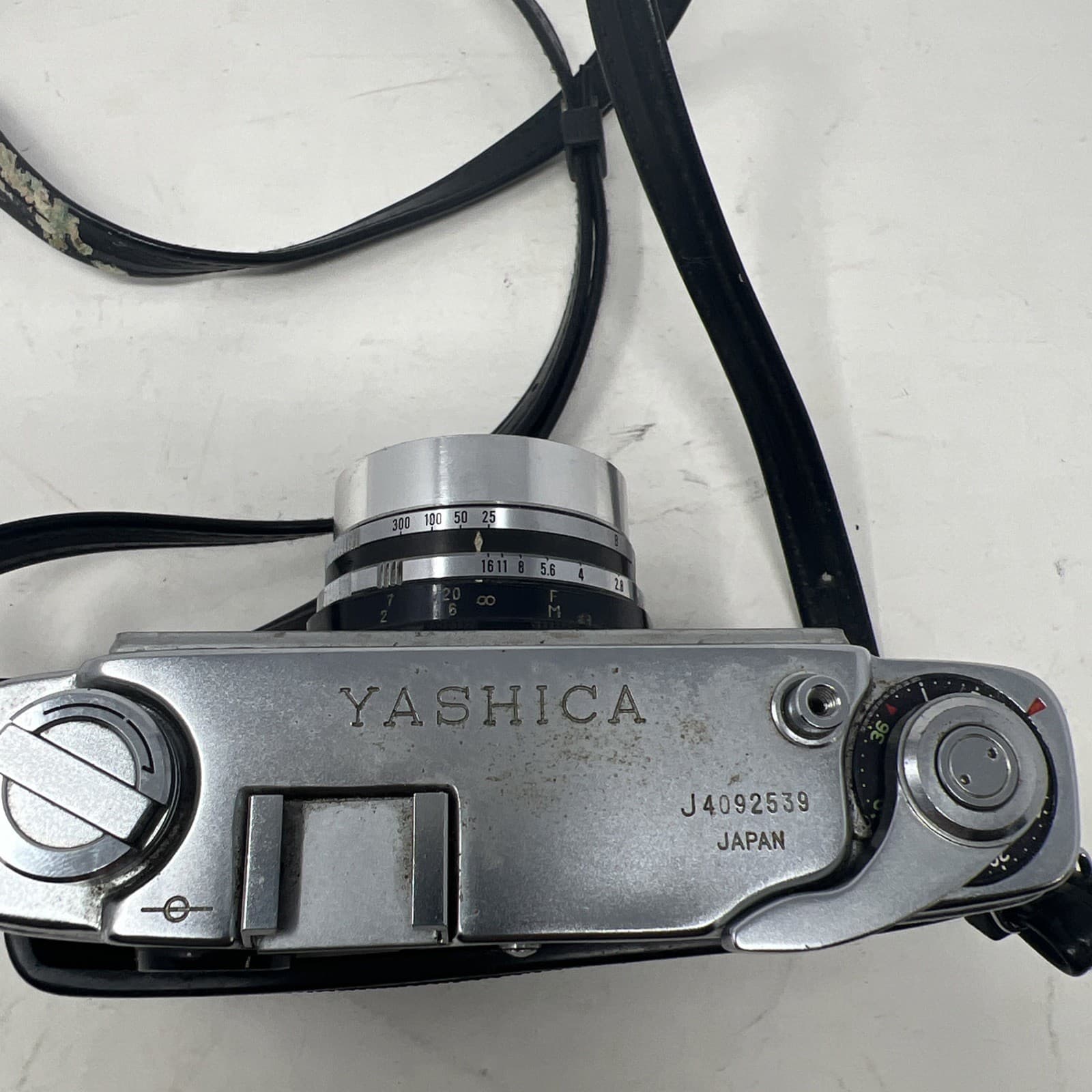 Yashica J 35mm Rangerfinder Camera with 4.5cm f/2.8 Yashinon Lens - Thumbnail 4