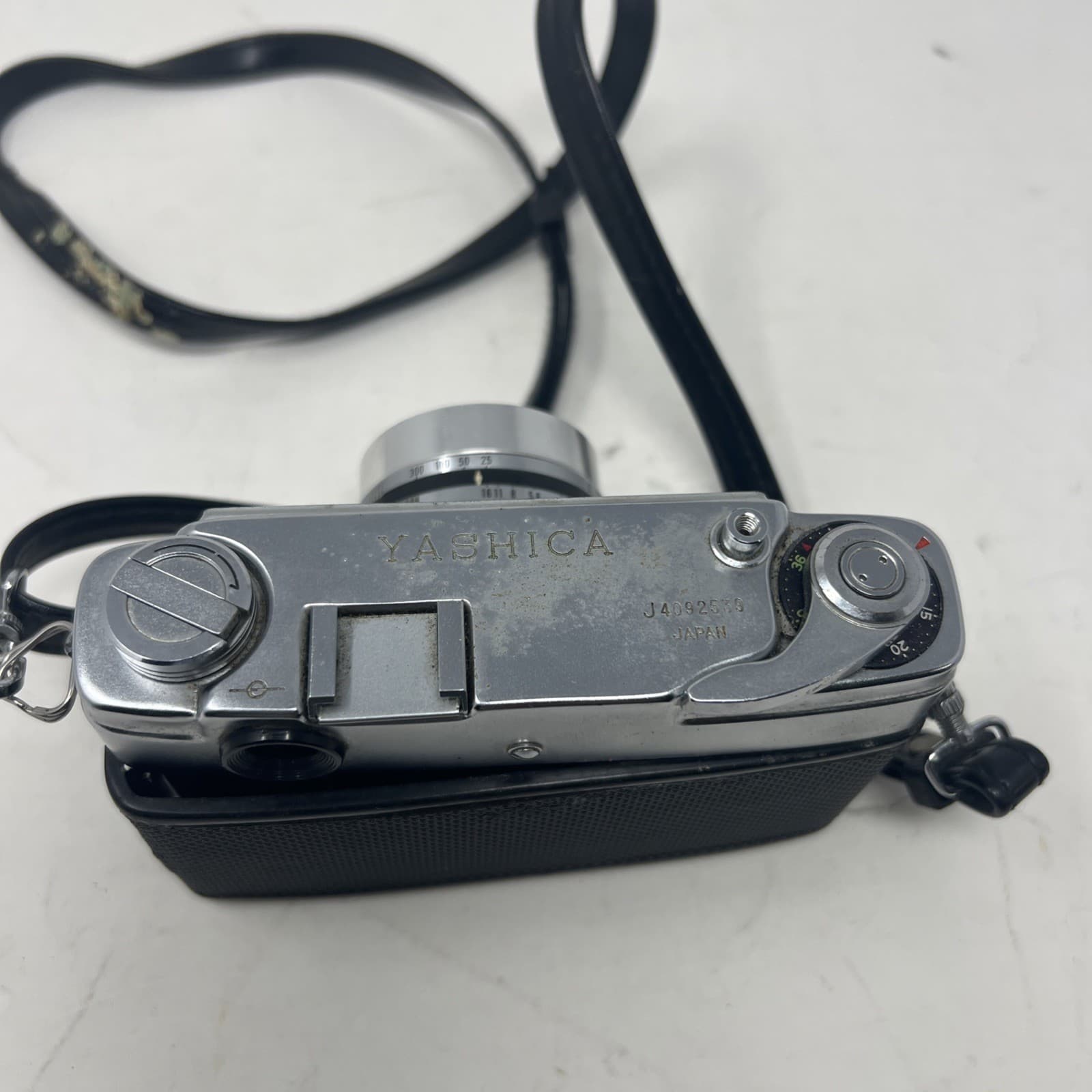 Yashica J 35mm Rangerfinder Camera with 4.5cm f/2.8 Yashinon Lens - Thumbnail 3