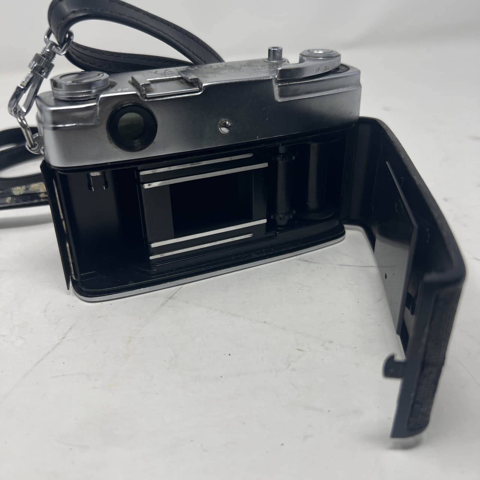 Yashica J 35mm Rangerfinder Camera with 4.5cm f/2.8 Yashinon Lens - Thumbnail 5