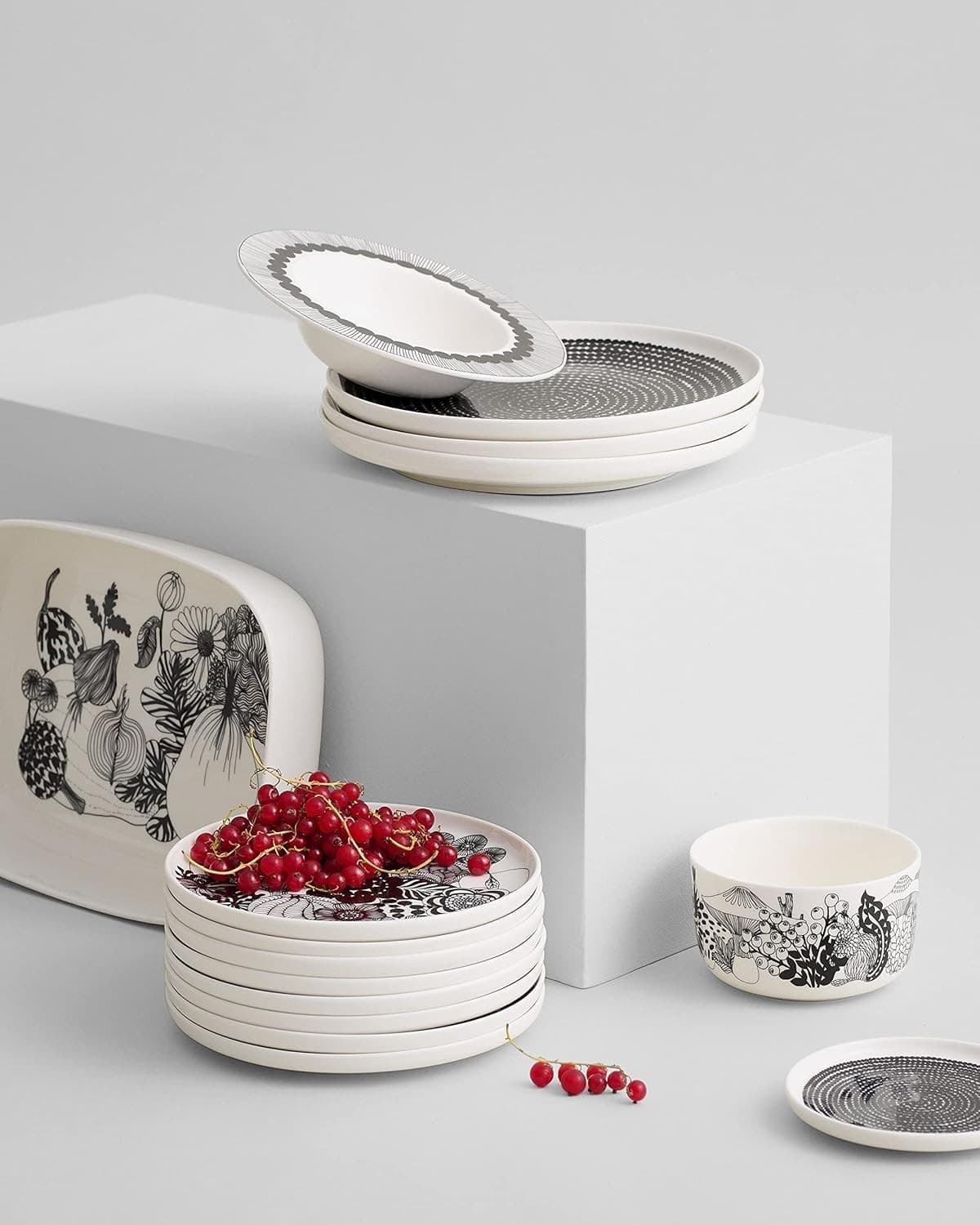 MARIMEKKO Oiva Siirtolapuutarha Stoneware Salad Plate — Refine Your Kitchen Déco - Thumbnail 6