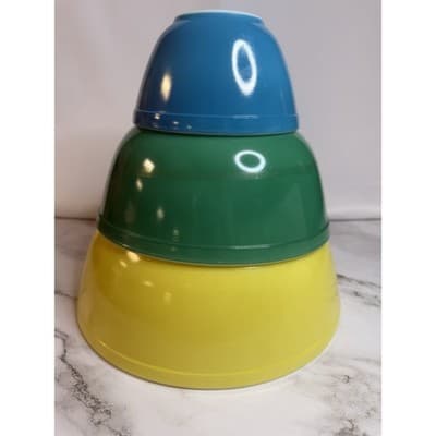 Pyrex Nesting Mixing Bowls Primary Colors Set of 3, Yellow/Green/Blue - Thumbnail 3