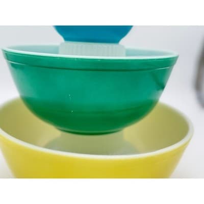 Pyrex Nesting Mixing Bowls Primary Colors Set of 3, Yellow/Green/Blue - Thumbnail 23