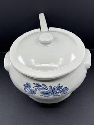 Pfaltzgraff Yorktowne Soup Tureen #160Y with Lid and original Ladle - Thumbnail 2