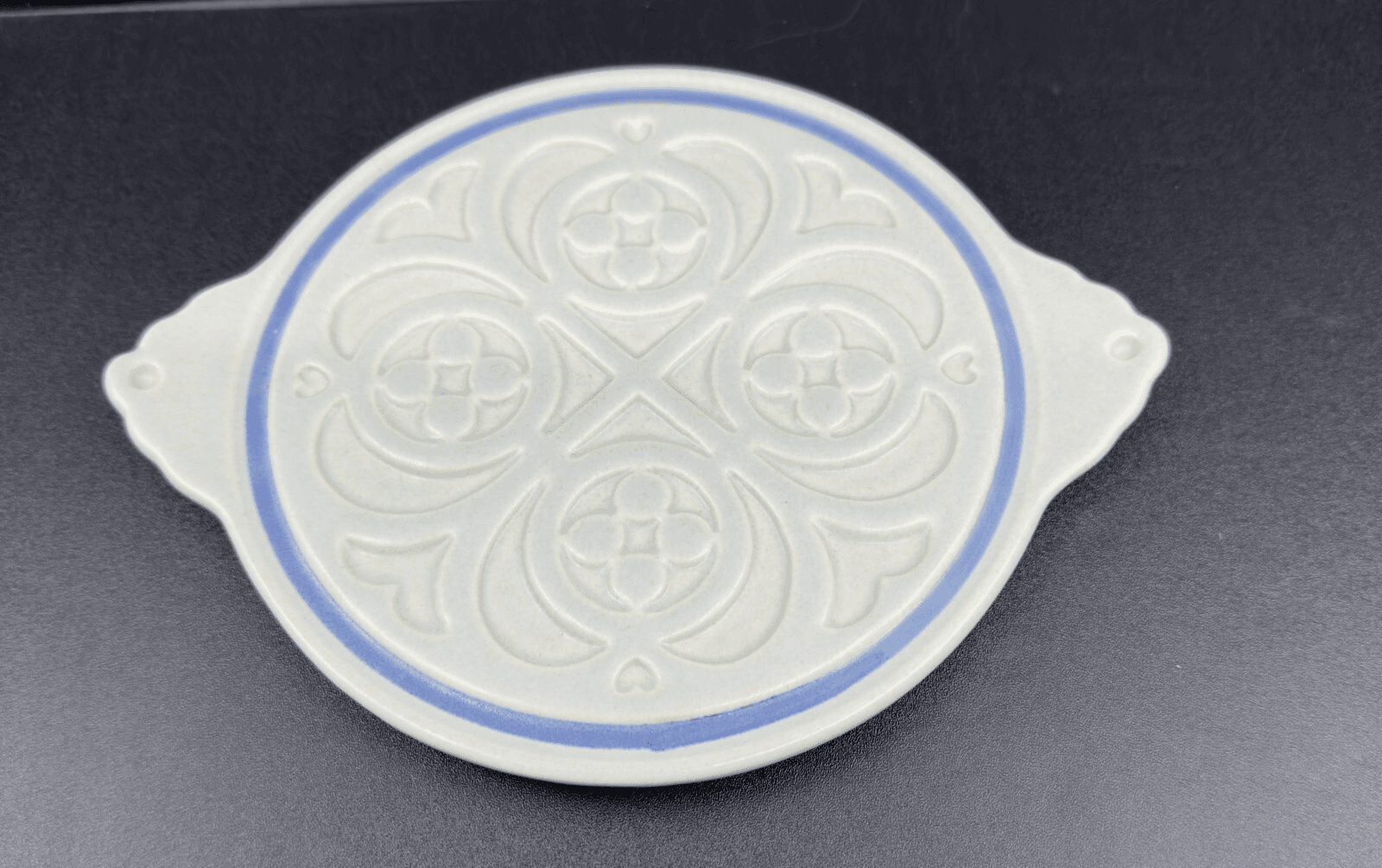 Pfaltzgraff Yorktowne Stoneware Handled Trivet 8 3/8" USA #518Old Castle - Image 1