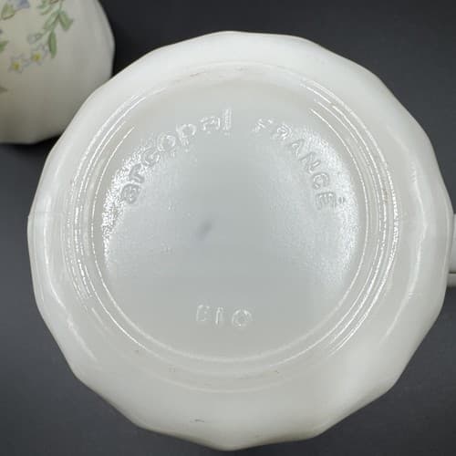 Arcopal Victoria France Milk Glass 3 1/2" Coffee Mug (Set of 2) - Thumbnail 2