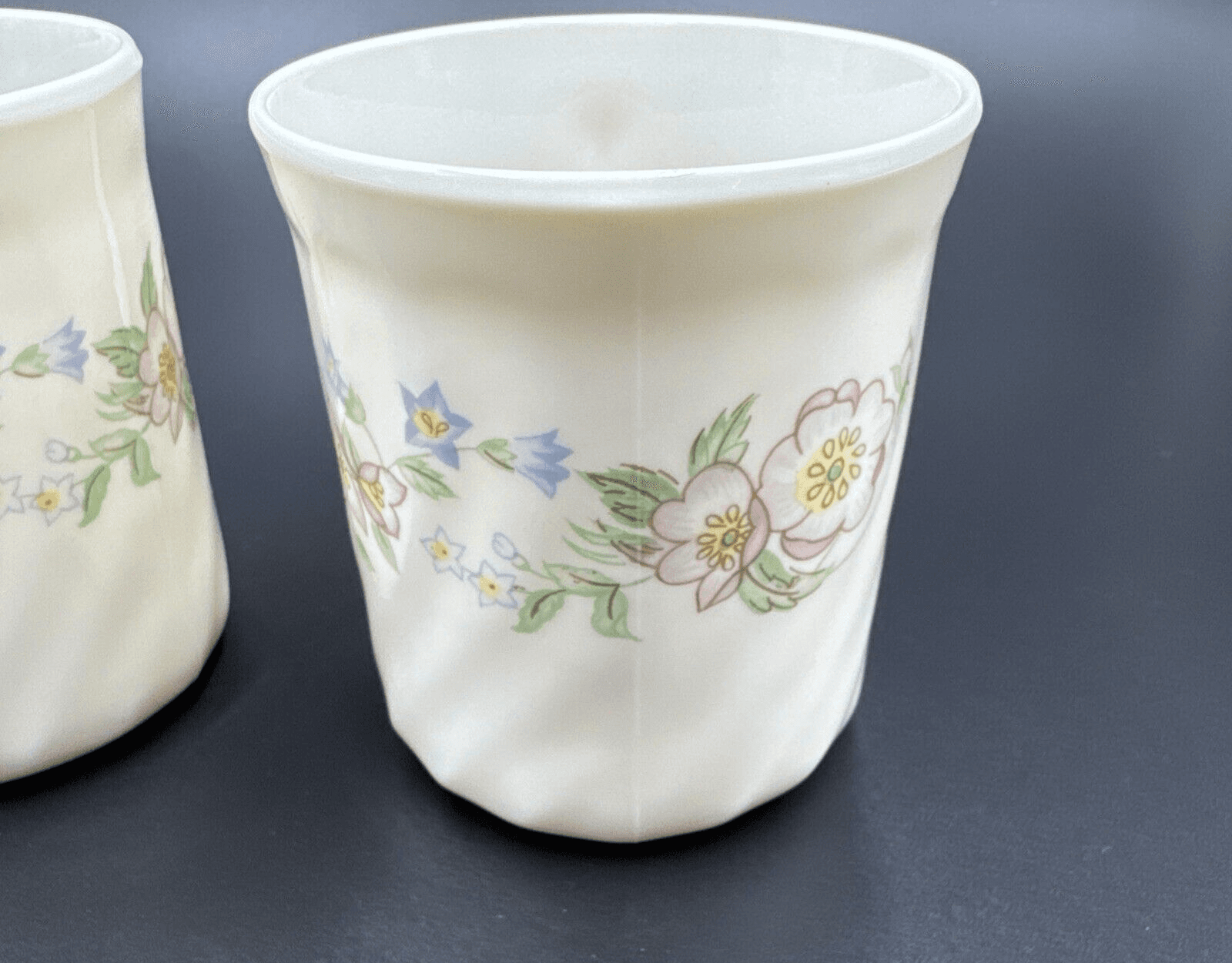 Arcopal Victoria France Milk Glass 3 1/2" Coffee Mug (Set of 2) - Thumbnail 3