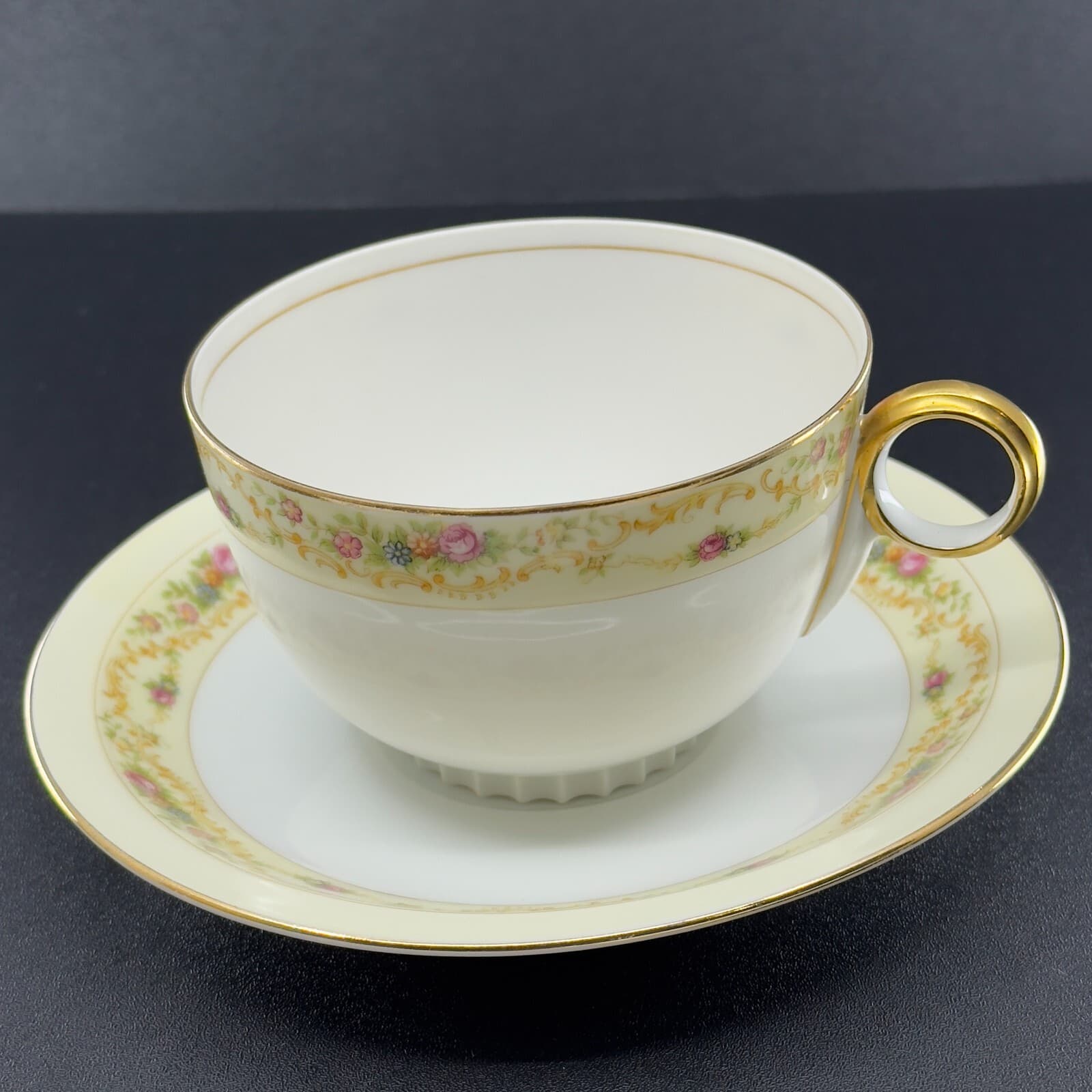 Meito China Modern Windsor Vintage Cup and Saucer 22 Karat Gold trim - Thumbnail 5