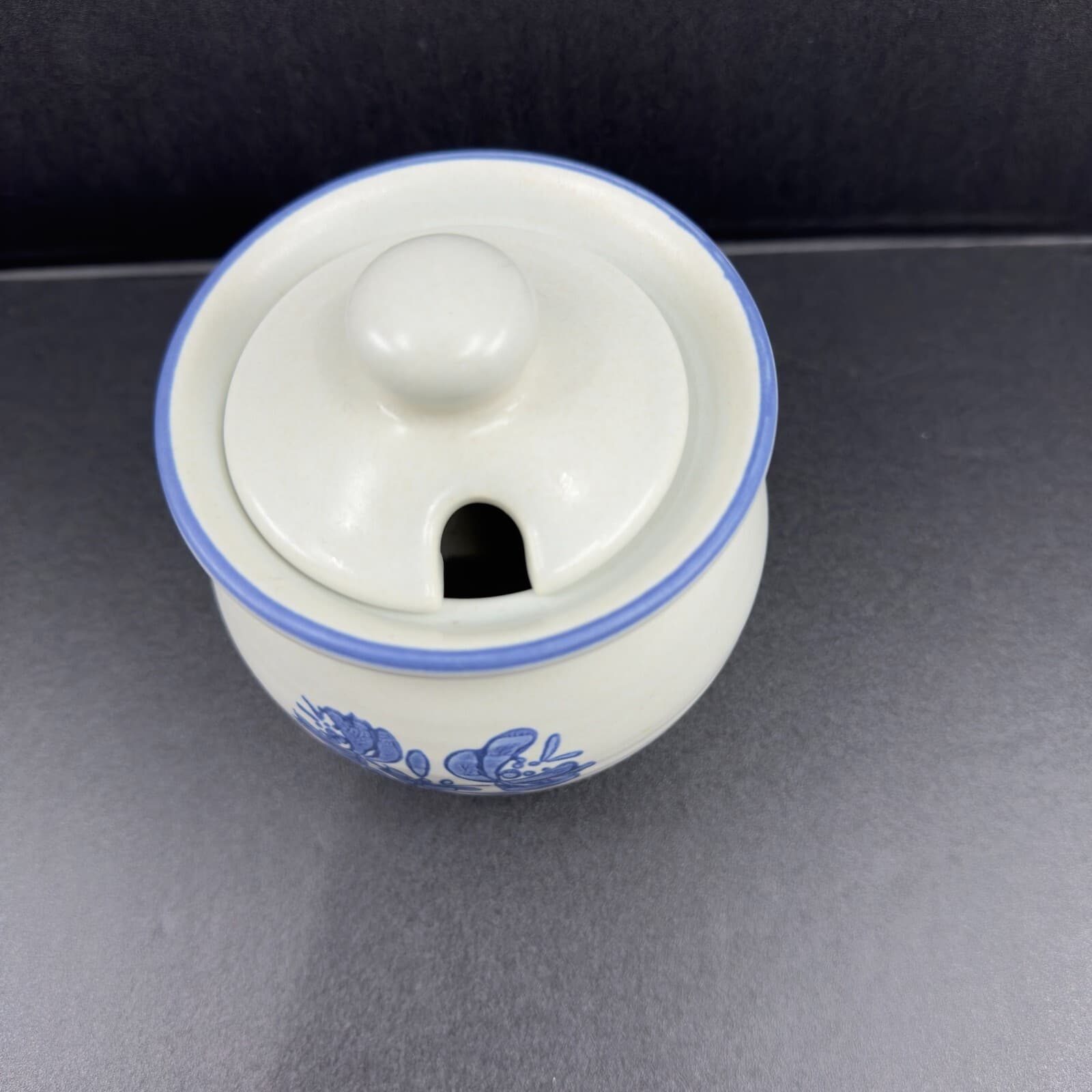 Pfaltzgraff Yorktowne Honey/Jelly Jar 4 1/4" tall, #22 With lid no spoon - Thumbnail 2