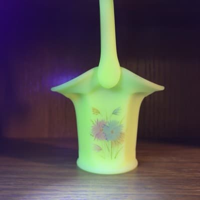 Fenton "Dianthus on Custard" 1983-1984 hand painted/ signed basket - Thumbnail 4