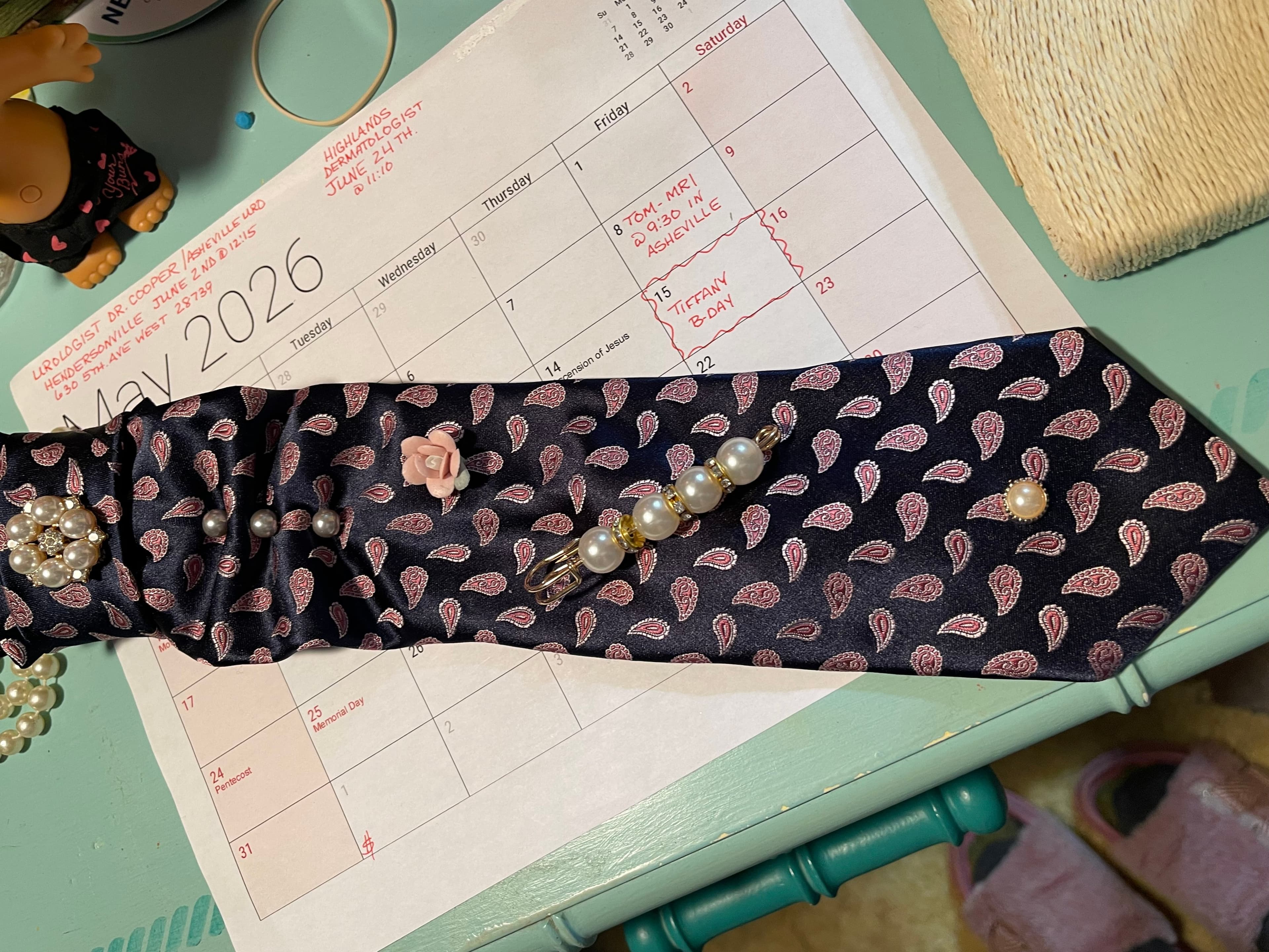 Boss Bitchin Ties Paisley Pattern Silk Scarf with Pearl Brooches - Thumbnail 12