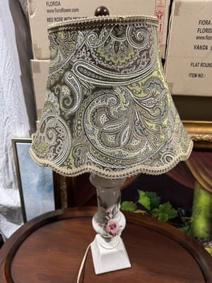 Vintage Lg. Porcelain Soft White Table Lamp w/ Applied Roses 19 “ Made in Japan - Thumbnail 4