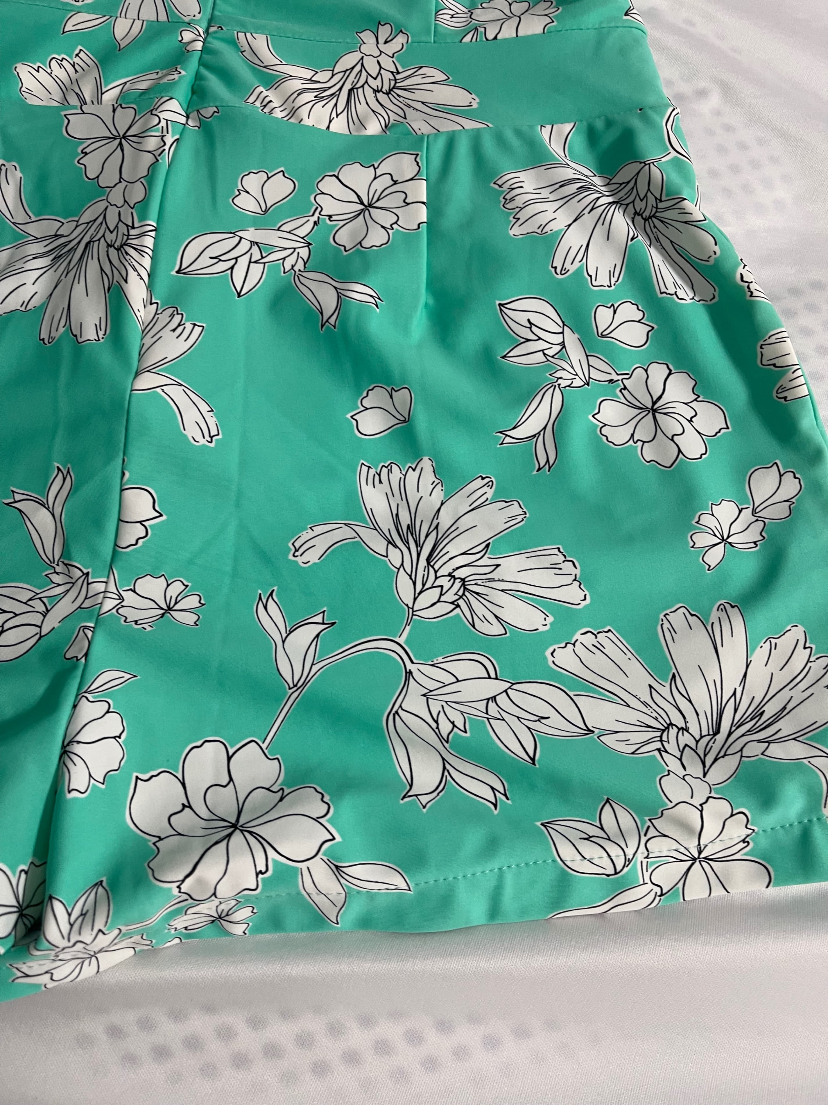 Aryeh Women’s Floral Shorts Romper size Medium - Thumbnail 10